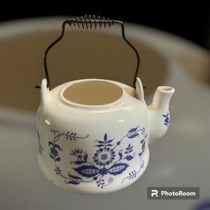 Vintage Nevco Japan Porcelain Blue Onion Pattern TeaPot w/wire handle. No Lid